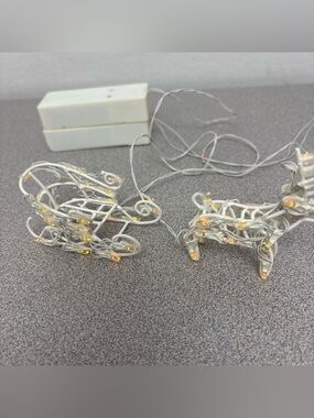 Lemax Miniature Lighted Sculpture Sleigh & Reindeer, Gifts, Wreaths, Working